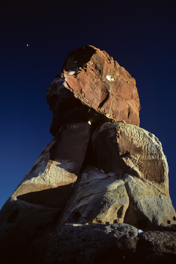 198700902 ©Tim Medley - Monolith, Moon, Capitol Reef National Park, UT